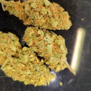 Buy Amnesia Lemon weed – frosty, lemon-scented sativa-dominant flower with uplifting effects