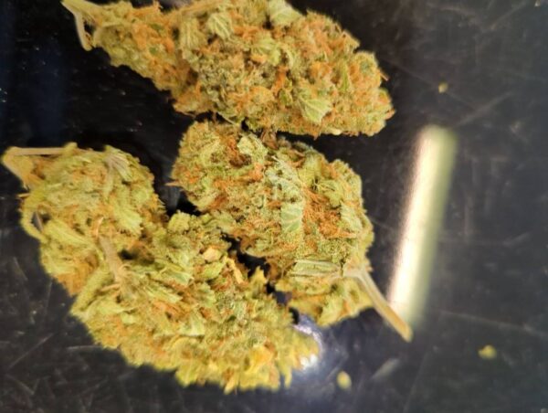 Buy Amnesia Lemon weed – frosty, lemon-scented sativa-dominant flower with uplifting effects