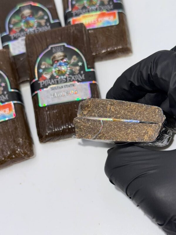 Pirates Farm Sultan Static hash – premium static-sift concentrate with golden color and crumbly texture, available to buy online.